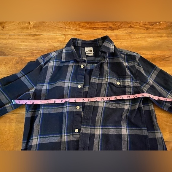 The North Face Men’s Navy Plaid Flannel Button Down Shirt - Picture 8 of 9